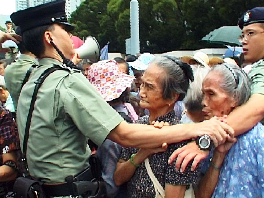 Elderly Cantonese women gather in the thousands to receive free rice while the police attempt to control the crowd